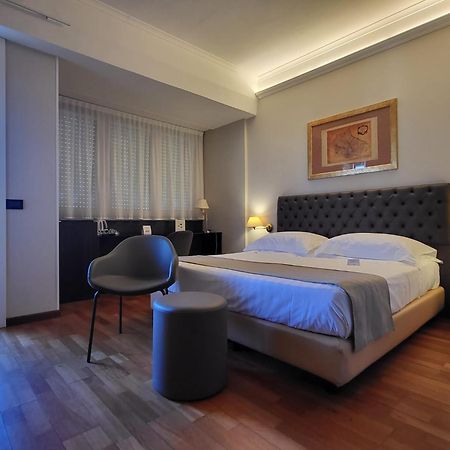 Hotel Plaza Pescara Bagian luar foto