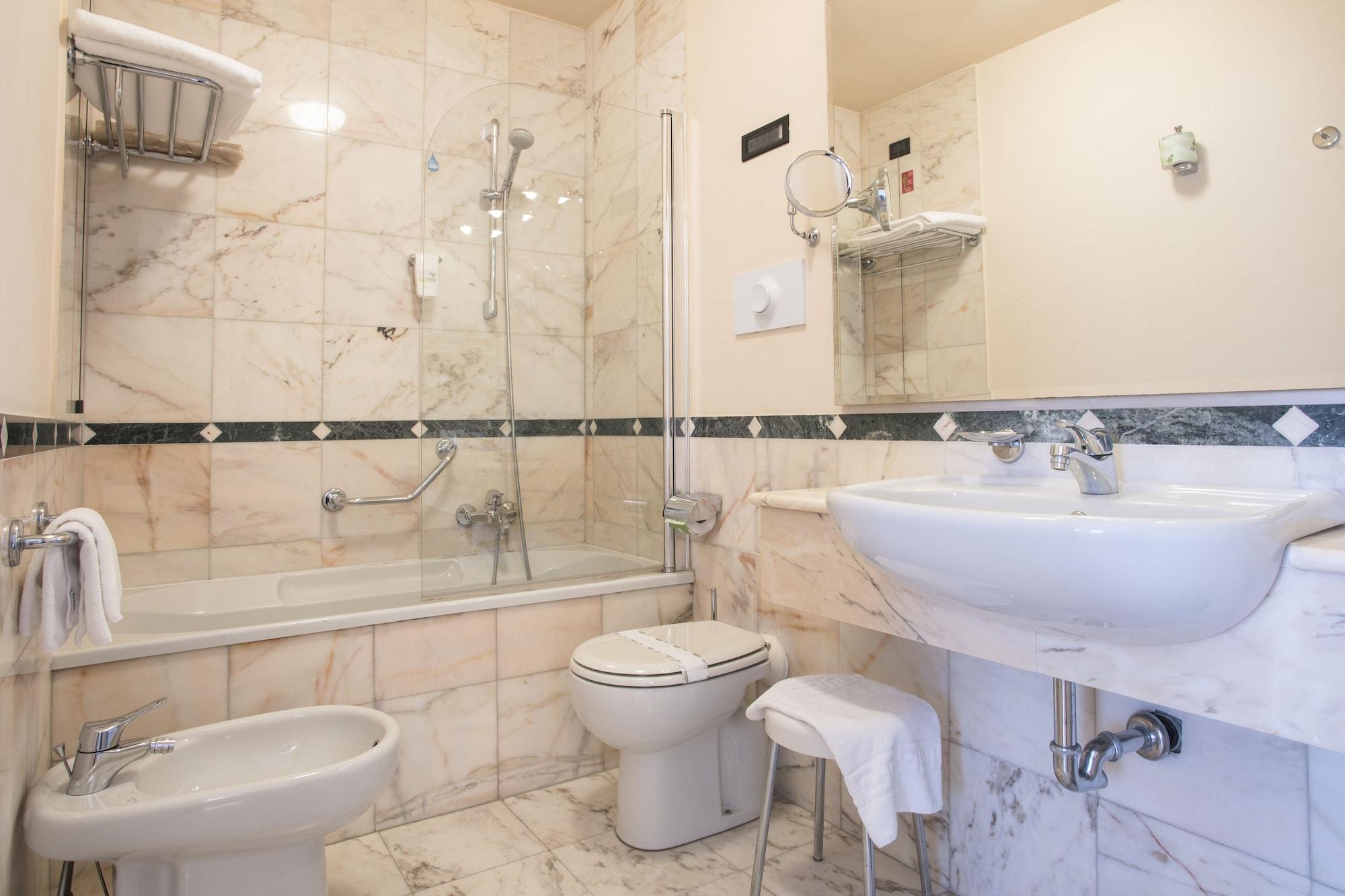 Hotel Plaza Pescara Bagian luar foto
