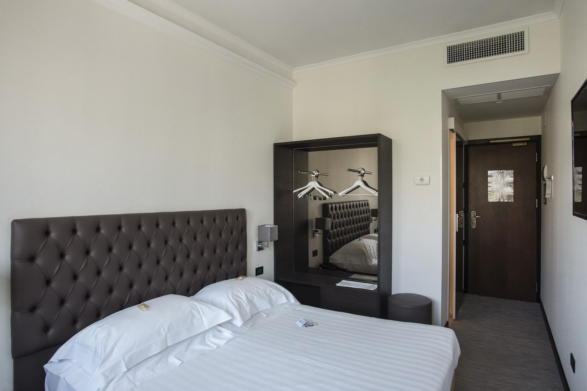 Hotel Plaza Pescara Bagian luar foto