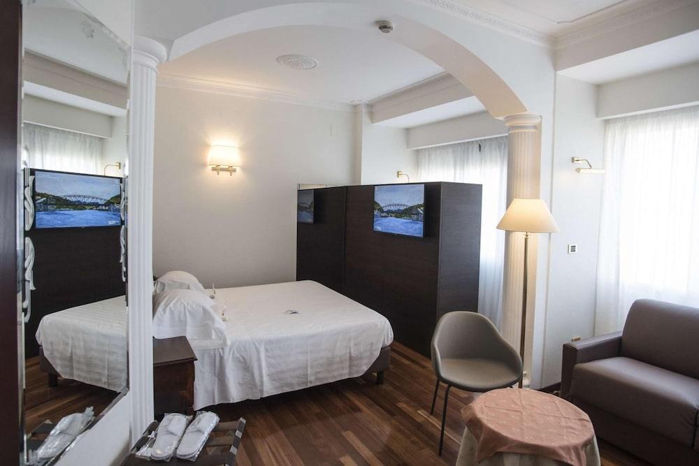 Hotel Plaza Pescara Bagian luar foto