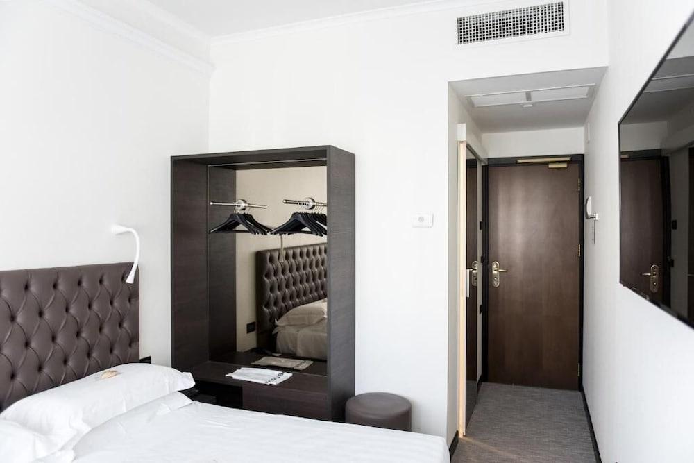 Hotel Plaza Pescara Bagian luar foto