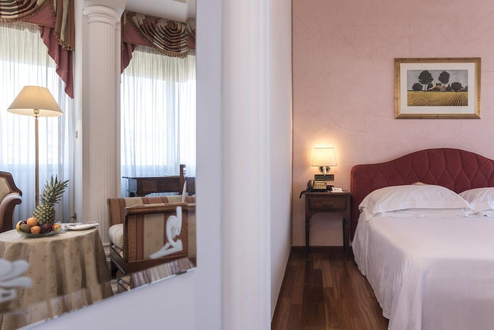 Hotel Plaza Pescara Bagian luar foto