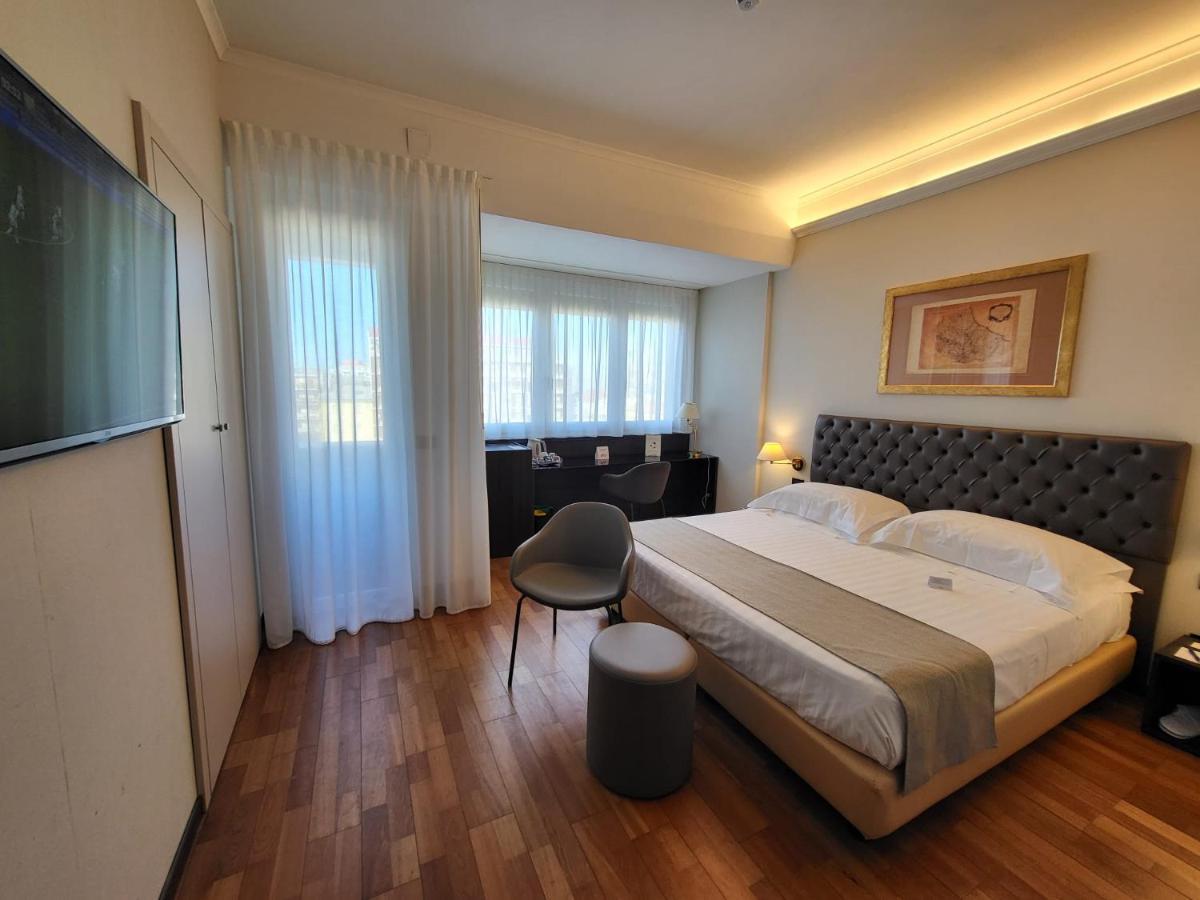 Hotel Plaza Pescara Bagian luar foto