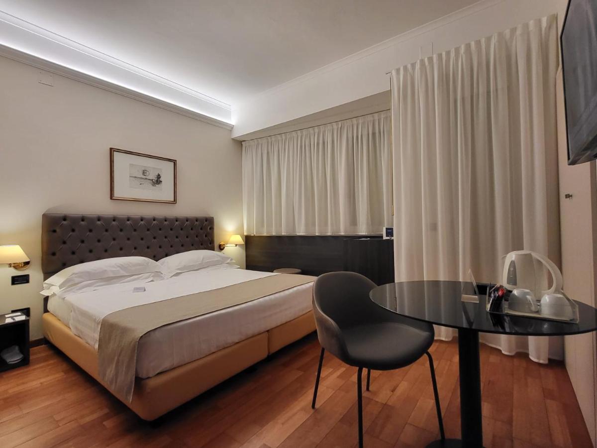 Hotel Plaza Pescara Bagian luar foto