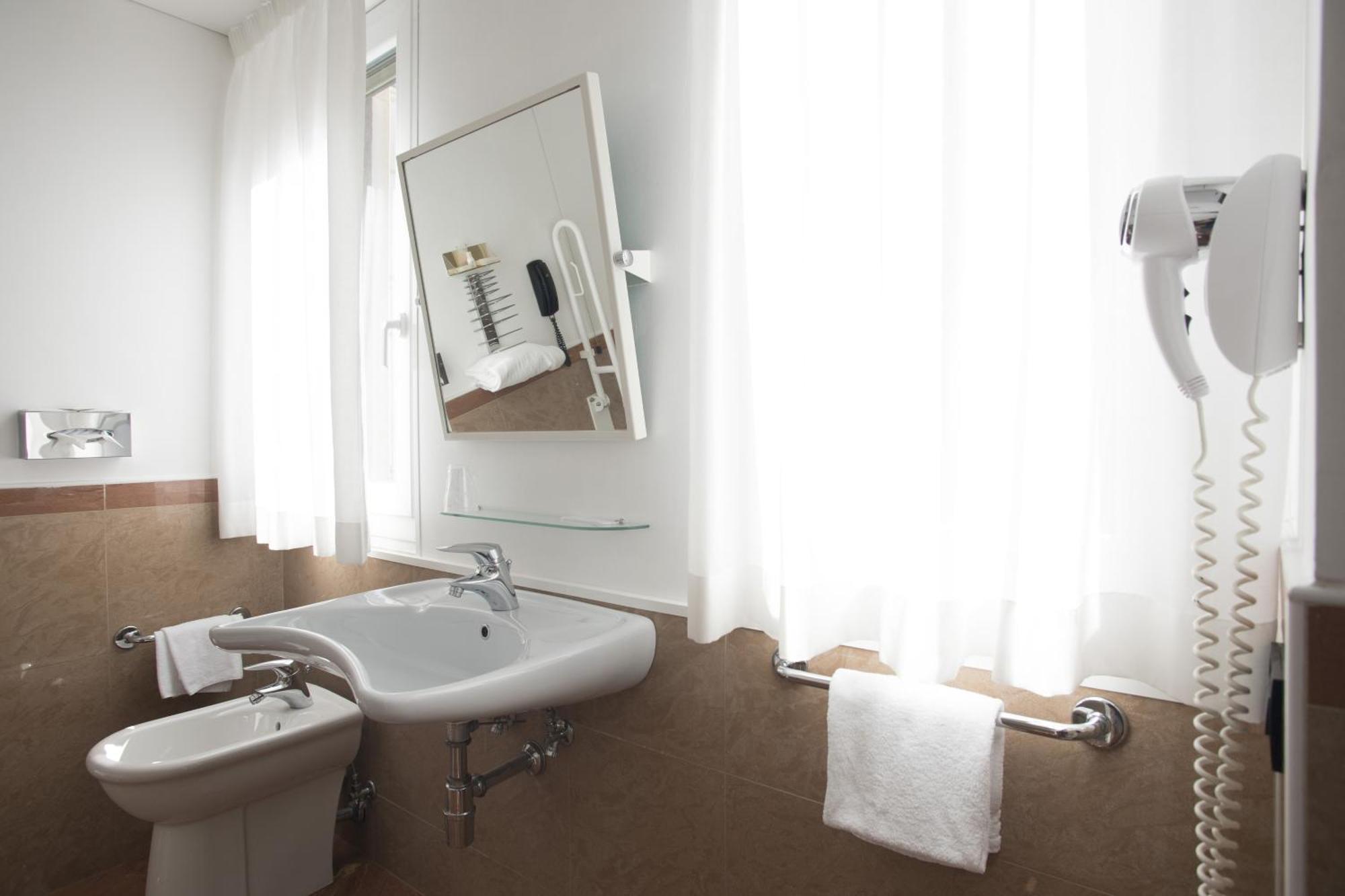 Hotel Plaza Pescara Bagian luar foto