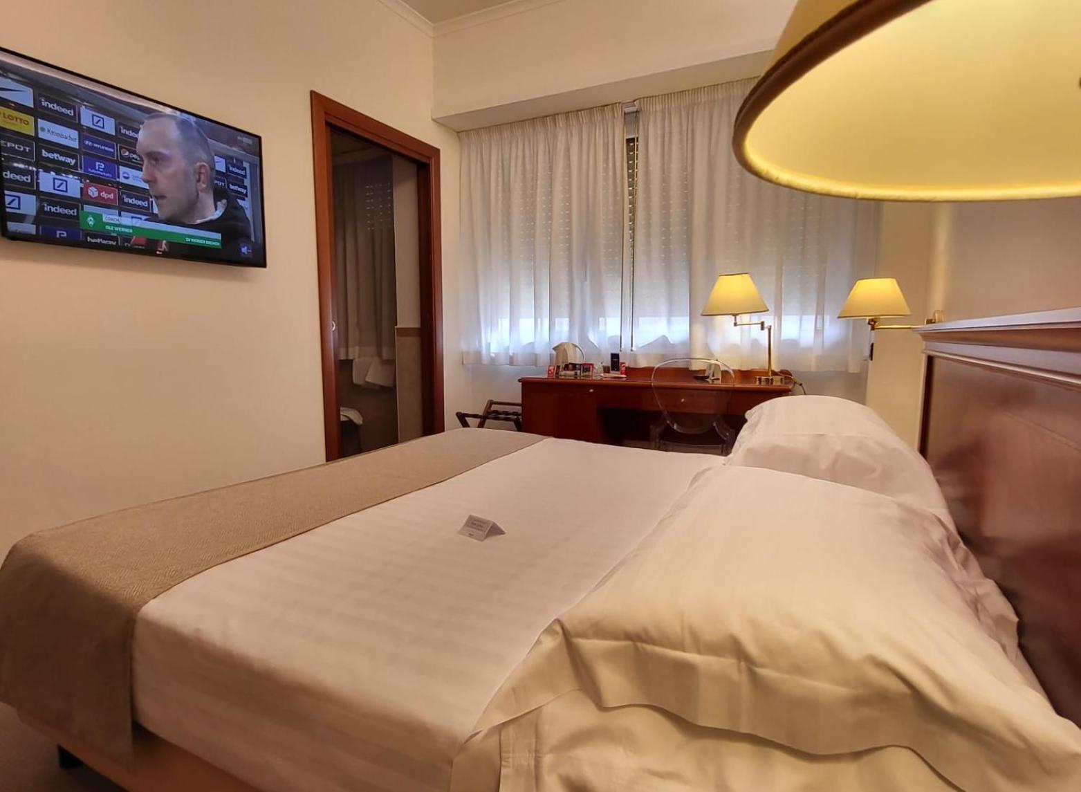 Hotel Plaza Pescara Bagian luar foto